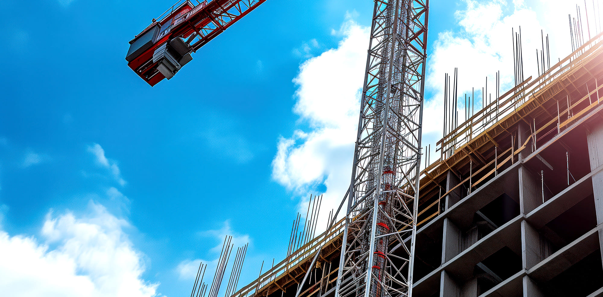 足場・鉄骨工事で あなたの力が現場を支える！ 働く楽しさ、毎日組み立て中！